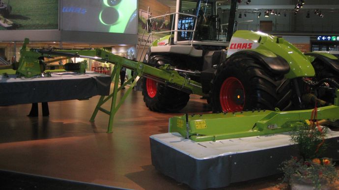 A l’aide de ses cinq lamiers, la faucheuse automotrice Claas Cougar 1400 offre 14 m de largeur de travail.