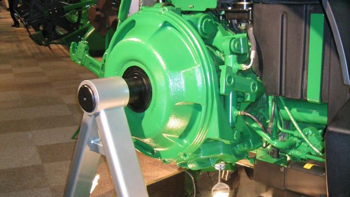 Toujours e
n 2003, John Deere présentait un prototype de pont arrière suspendu installé sur ses tracteurs de fortes puissances.