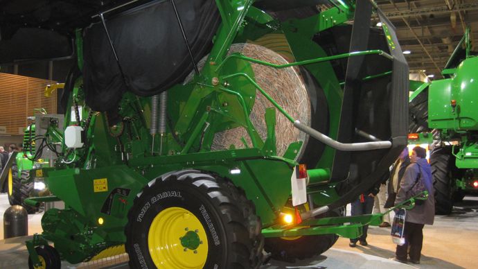 John Deere présente la série de presses à balles rondes à chambre variable 900 dotées de deux courroies sans fin et d’une décompression des parois latérales.