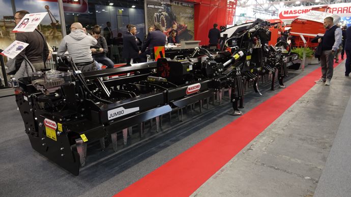 La herse rotative Maschio Gaspardo Jumbo Isotronic reçoit la fonctionnalité Isobus pour la régulation de la puissance absorbée, la température d'huile de boîte de vitesses, la vitesse de rotation des rotors, le glissement des arbres à cardans, la profondeur de travail réelle, etc.