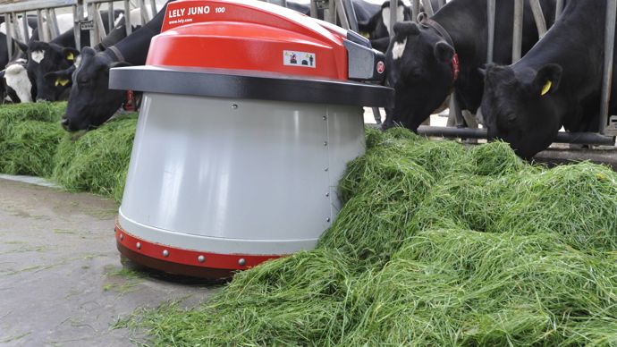 Les premiers robots repousse-fourrage faisaient leur apparition en 2008, tel que le Lely Juno 100.