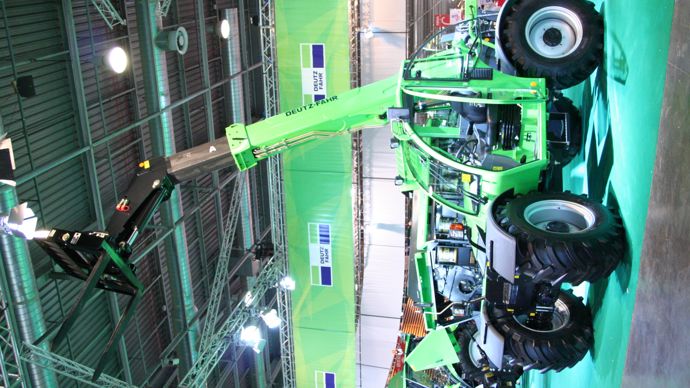 Deutz-Fahr a commercialisé jusqu-en 2017 des chariots télescopiques d’origine du constructeur américain JLG, et fabriqué en Belgique