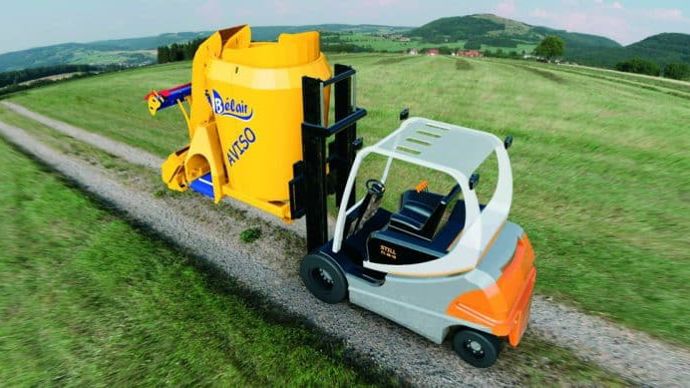 Le robot d’alimentation Aviso du constructeur breton Bélair se veut adaptable à tout ensemble de bâtiments existants et sans transformation. Cet engin devait reposer sur la base d’un chariot élévateur à propulsion électrique.