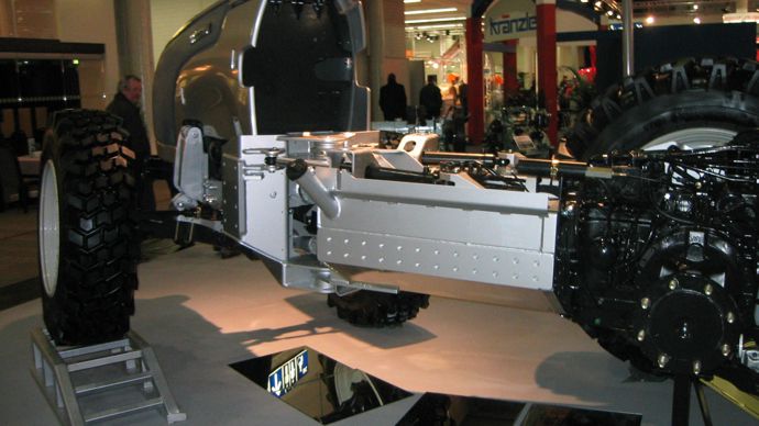 Valtra, lors d’Agritechnica 2003, exposait un châssis articulé pour tracteur, monté sur les Séries XM de 130 et 150 ch.