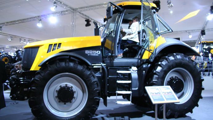 Les premiers tracteurs Fastrac et 4 roues égales et une cabine a 4 montants sont apparus au salon du Sima en 2007.