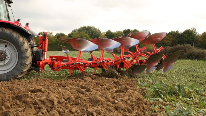 Fini les bordures en pointe, grâce à la charrue Isobus Kuhn Smart Ploughing, dont les corps entre et sorte de terre l’un après les autres.