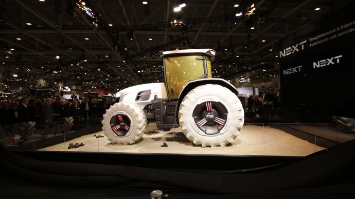 Le prototype lunaire Next proposé par Massey Ferguson lors du salon Agritechnica, était précurseur des prochains tracteurs de la marque aux trois triangles, notamment le 8S.