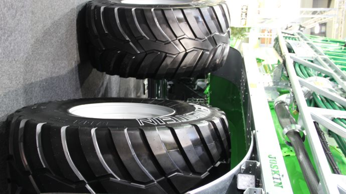 Pour limiter la compaction des sols lors de l’épandage de lisier, Joskin étudie la posibilité d’écarter les roues d’un des essieux.