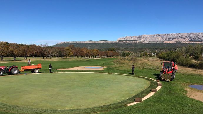 rénovation d'un tour de green sur le site de Château l'Arc avec vue sur la montagne Sainte-Victoire.