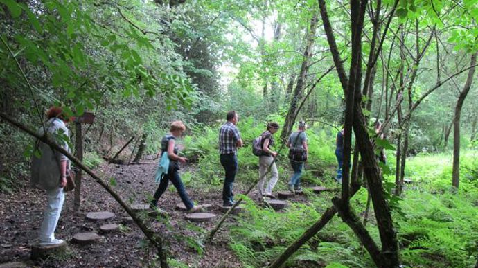 ©Odile Maillard Avec les pluies du printemps 2013, les élèves ont dû faire des heures supplémentaires pour aménager le site juste avant les visites au public à l'occasion des Rendez-vous au jardin (en juin), dont ces passages en rondins d'arbres.