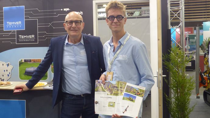 Georges Xillo avec Julien Meunier, chef de produit junior pour la motoculture.