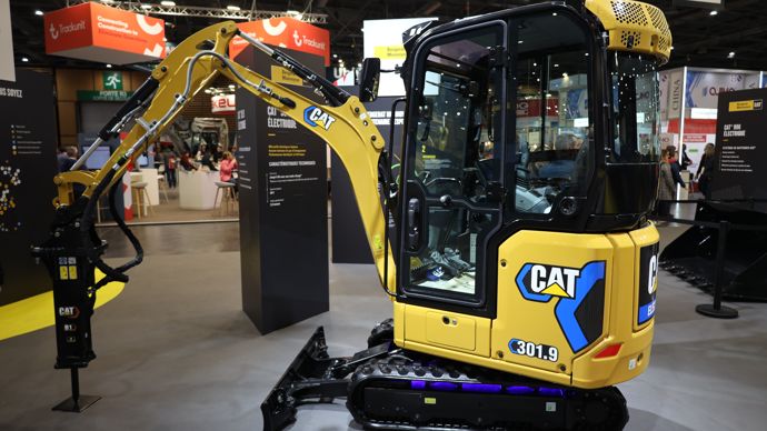 Prototype de la minipelle électrique Cat 301.9 (2,2 t) chez Bergerat Monnoyeur.