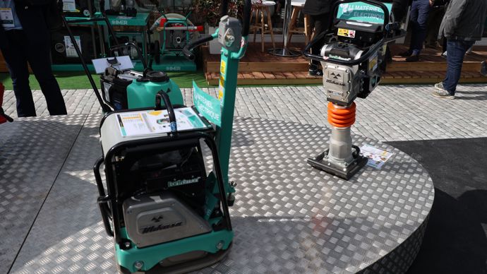 Une gamme de compacteuses et pilonneuses à batterie sur le stand d'Imer France.