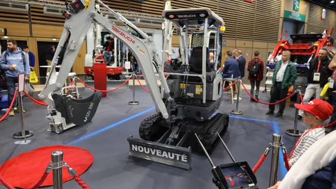 Minipelle électrique TB20e de Takeuchi avec radiocommande.