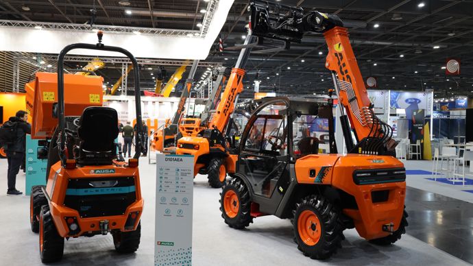 Chariot télescopique électrique T64E de Ausa (à droite).