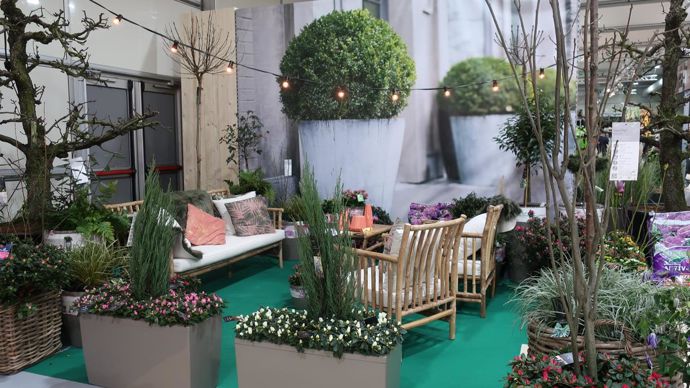 Dans le « Discover Center », le tendanceur Romeo Sommers a choisi de montrer des scènes végétalisées, pour inspirer les points de vente. Petits jardins ou patios peuvent réhabiliter les plantes d’extérieur, en montrant comment créer des ambiances cosy… ©Odile Maillard