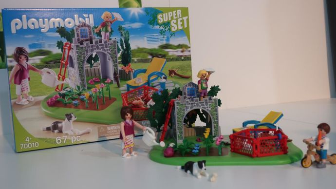 Petits et grands vont-ils pouvoir s’initier au jardinage et aux espaces verts en jouant… avec Playmobil ? Un partenariat avec la marque Lechuza (Groupe Brandstätter) a permis à ce dernier de bénéficier des technologies de Playmobil qui a mis au point des moules à injection, pour développer une gamme de grandes potées à réserve d’eau ou à arrosage intégré. Avec, à la clé, une communication à bénéfices réciproques, ici dans le Discovery Center. ©Odile Maillard