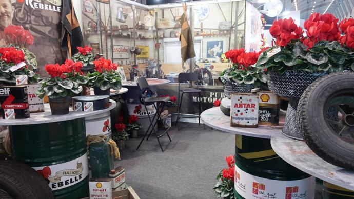 La firme française Morel Diffusion n’a pas eu peur de jouer le côté « rebel » sur son stand, histoire d’interpeller à l’occasion du lancement international de son nouveau cultivar rouge, le Cyclamen REBELLE®, dans la série HALIOS®. ©Odile Maillard