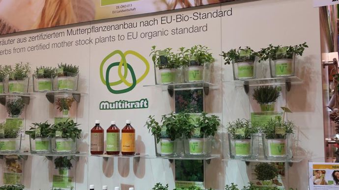 Le distributeur de semences et plants Volmary se lance dans la communication autour des recettes (notamment pour la patate douce). Mais il met à l’honneur également les pieds-mères et jeunes plants aux normes européennes du bio pour les aromatiques. ©Odile Maillard