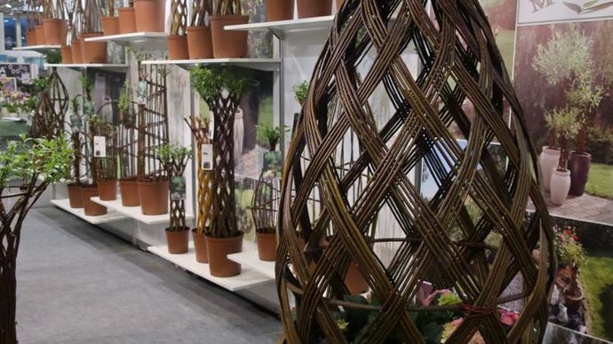 Sur le stand du danois Binderiet, une collection invraisemblable de formes, meubles, décors tous en osier vivant tressé. ©Odile Maillard