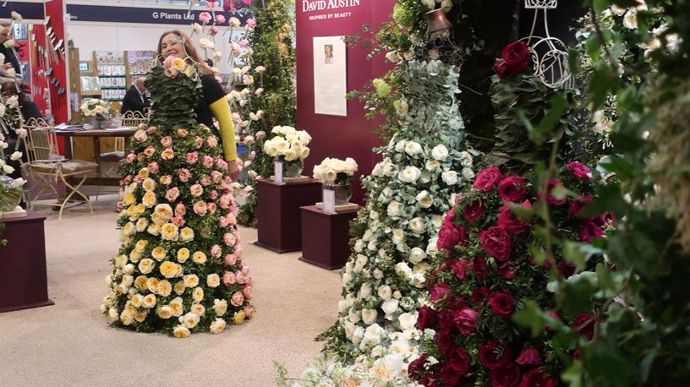 … tandis que sur le stand du rosiériste anglais David Austin, les mannequins n’ont pas de tête pour que chaque visiteuse puisse se faire prendre en photo. La bonne humeur est au rendez-vous pour un salon pro pourtant très sérieux. ©Odile Maillard