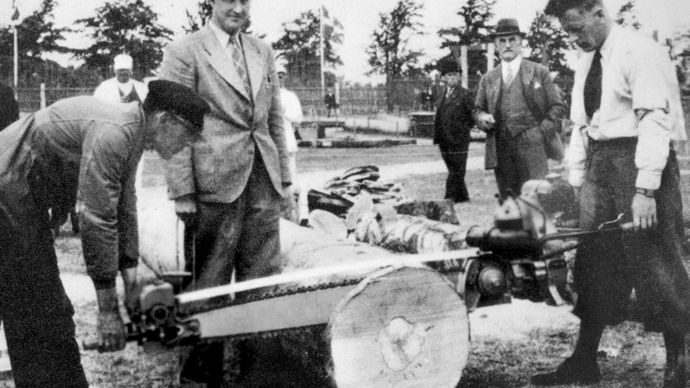 1929 : présentation de la première scie à chaîne à deux hommes. Elle sera exportée en Suisse, aux Pays-Bas, Belgique et France.