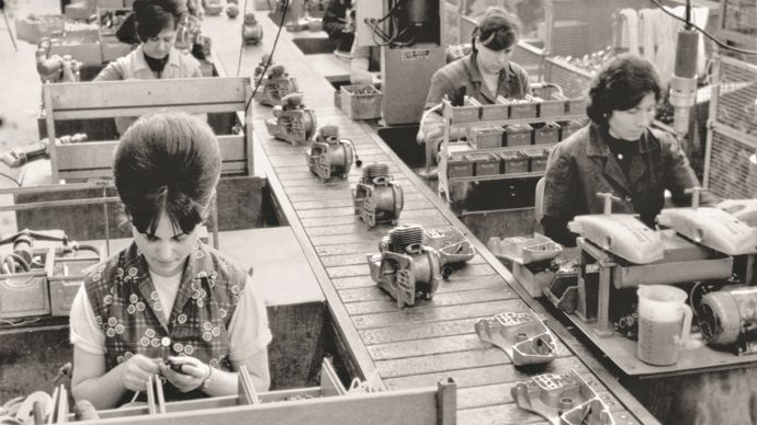 Années 60 : usine 1 à Waiblingen avec une ligne de production dédiée aux tronçonneuses et un personnel essentiellement féminin.