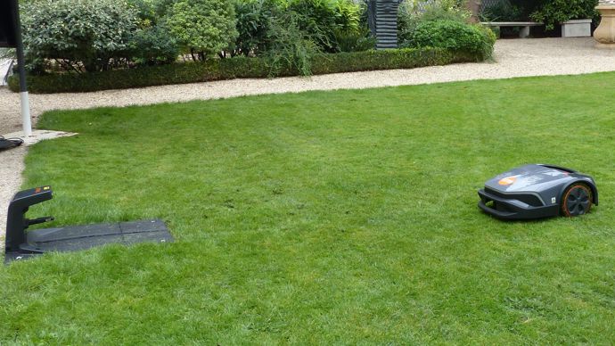 Les robots reviennent rapidement à la base en cherchant le chemin le plus court grâce à 2 ou 3 fils guide.