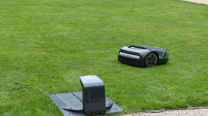 En fonction des modèles (trois versions génériques et trois évoluées), les robots sont conçus pour tondre en autonomie les surfaces engazonnées simples ou complexes jusqu'à 5000 m2.