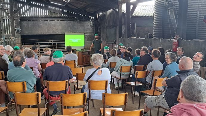 La coopérative a réalisé sa première AG dans la stabulation des vaches.