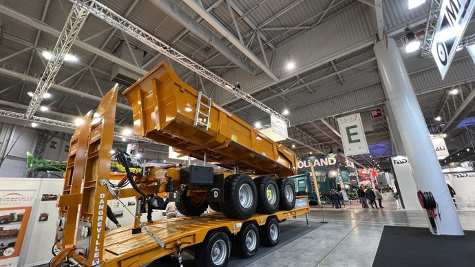  - Dangreville lance une benne TP équipée d'une caisse de 7,8 m sur un essieu tridem.