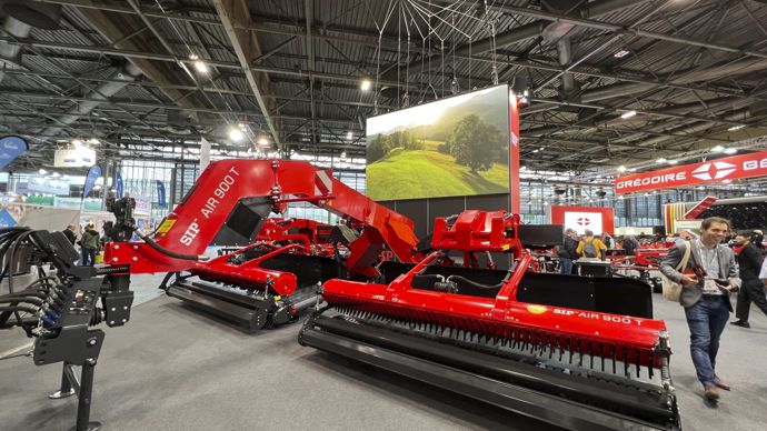  - Le constructeur slovène SIP reste fidèle à sa réputation de spécialiste des grandes largeurs avec cet andaineur à tapis de 9 mètres. L'Air 900 T est un modèle traîné.