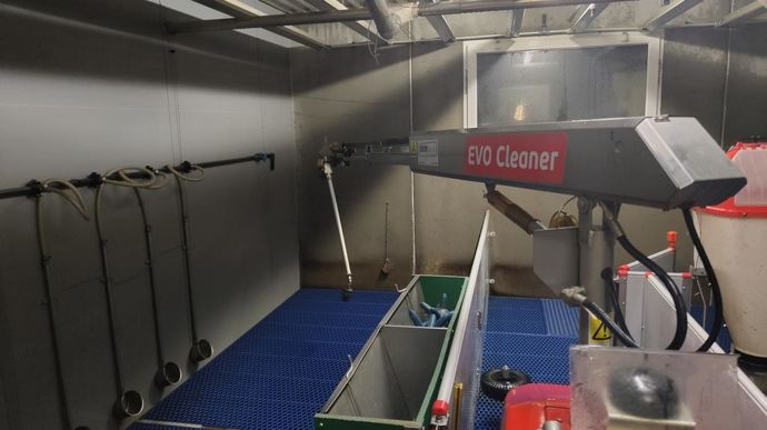 Pour laver les salles, l'Evo Cleaner se déploie et dirige sa buse dans toutes les directions, afin d'atteindre chaque surface.