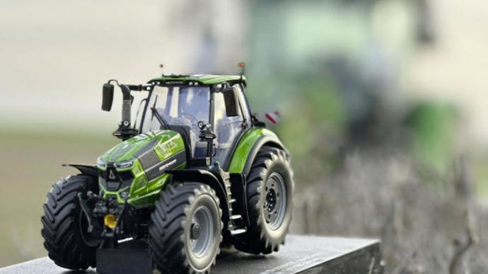Deutz-Fahr annonce la possibilité de recevoir un tracteur gratuit. Très probablement celui qui est au premier plan.