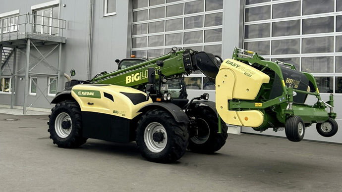 Krone dévoile son chargeur télescopique Big Lift. Pour faire bonne mesure, il embarque un pick-up à herbe sur sa flèche.