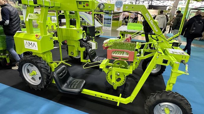 Elatec présente une version améliorée de son automoteur modulaire AMA. L'engin s'adapte à différentes cultures maraîchères et une multitude de travaux, depuis la plantation à la récolte.