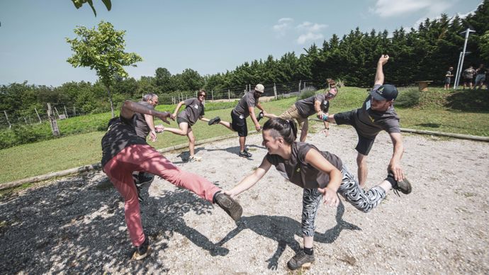 L’épreuve « Fast and stop » : après une course en relais, il faut se mettre en équilibre dans une position précisée et tenir trois secondes tous ensemble.
