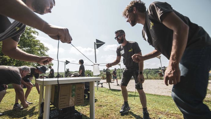 Pour la « Pyramide infernale » il faut - uniquement grâce à des élastiques tenus par des ficelles - ...