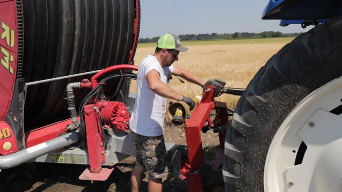 Du soin a été porté aux détails, comme un rangement pour le cardan de la prise de force.
