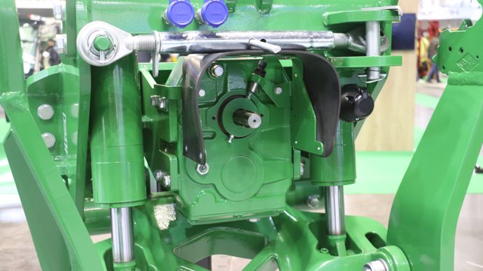  - Laforge a présenté une prise de force montable sur les relevages avant des 8R et 8RX John Deere.