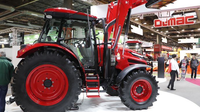  - Le constructeur coréen Tym a profité du changement de moteur et du passage à la norme Stage 5 pour relooker son chef de file de 130 ch. Le T130 est équipé d'un moteur Deutz et d'une transmission semi-powershift maison.