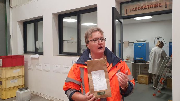 Cécile Waras est la responsable qualité de l’usine Semences de France de la Chapelle d’Armentières. À ce titre, elle dirige les laboratoires – physique et sanitaire – du site.