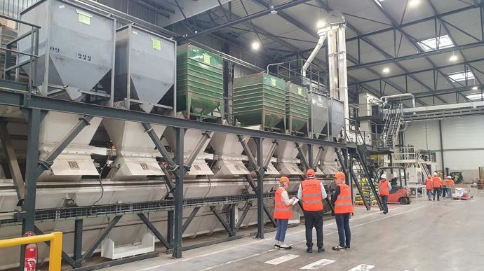 Le site comprend une importante unité pour les mélanges de gazon. Malgré l’automatisation de la chaîne, une vingtaine de saisonniers vient renforcer l’effectif permanent du site – 61 salariés dans l’usine et une vingtaine dans les fonctions administratives, marketing et de direction – pendant le pic d’activité printanier.