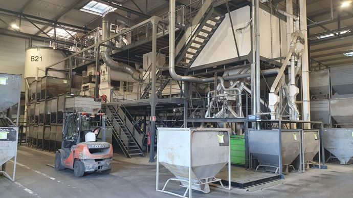 La station de triage constitue le cœur de l’usine. Elle comprend un nettoyeur séparateur, un trieur densimétrique, un trieur alvéolaire et un trieur optique. Ce dernier, équipé de 16 caméras, est le plus délicat. Il est entretenu par une entreprise spécialisée.