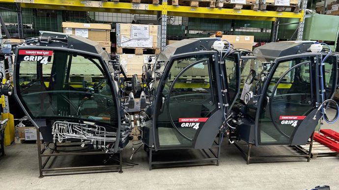 Les cabines arrivent vides à l’usine. Elles sont ensuite équipées en fonction des options choisies par le client.