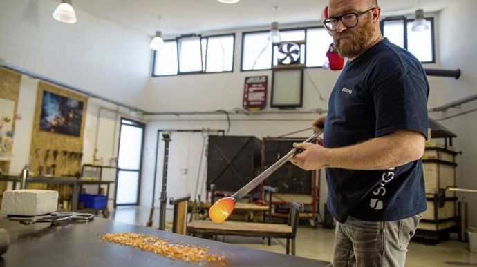 En Ardèche, le verrier Sylvain Nougaret propose des initiations à la fabrication de boules de Noël au sein de son atelier Sygma.