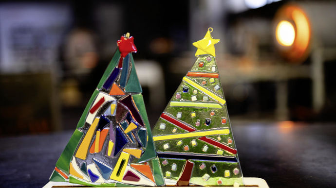 Décorations en verre plat à suspendre ou à poser réalisées avec la technique du fusing. Oeuvres du verrier Maxime Rosseel en Lorraine