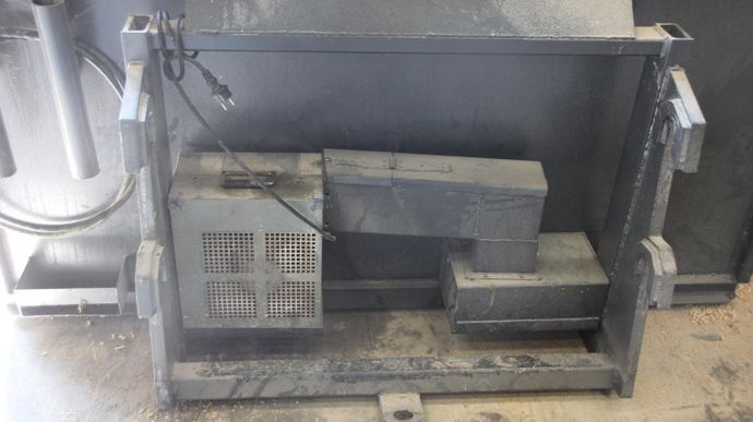 Du côté du tablier, un ventilateur électrique placé dans le coffret perforé envoie de l’air sous la grille soudée à 15 cm du fond.