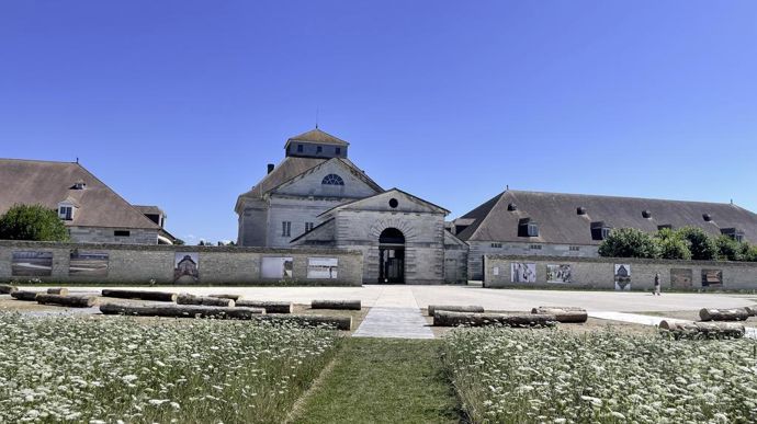 Vue depuis le Cercle immense sur la prairie, l’agora et l’ouverture entre celui-ci et la Saline royale