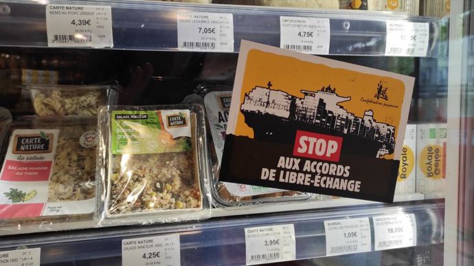 Les maraîchers ont collé une étiquette sur les frigos du supermarché.